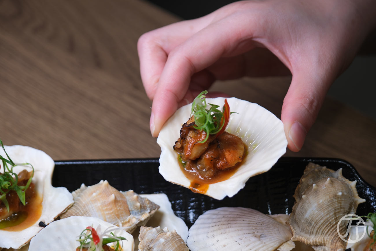 台北南洋餐酒館推薦「迪宅南洋餐酒 DEE JAI BISTRO」干貝佐金巴蘭醬汁
