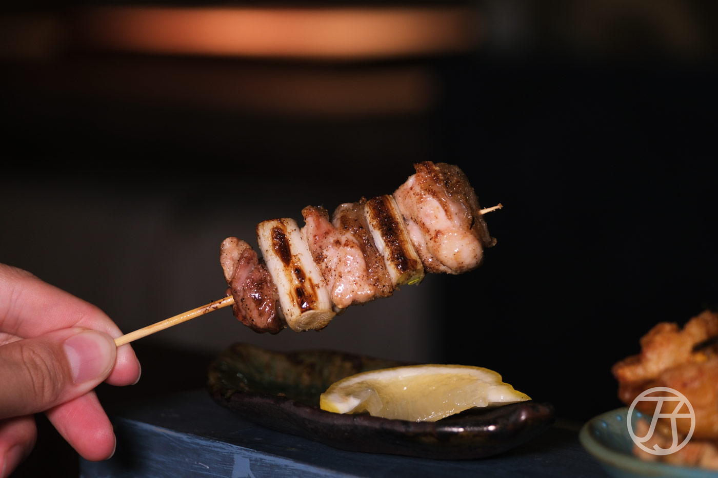 台中燒鳥推薦,横浜焼き鳥‧達磨 Daruma Yakitori,日本橫濱70年名店海外唯一姊妹店,職人與火焰共舞的關東古典派美味 - 第39張圖 横浜焼き鳥‧達磨台中店 香蔥雞腿肉