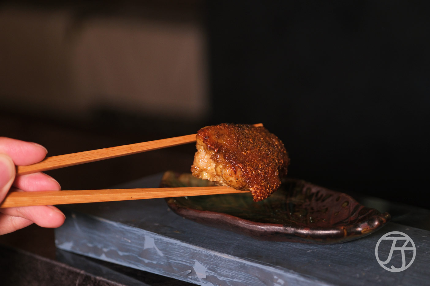 台中燒鳥推薦,横浜焼き鳥‧達磨 Daruma Yakitori,日本橫濱70年名店海外唯一姊妹店,職人與火焰共舞的關東古典派美味 - 第49張圖 横浜焼き鳥‧達磨台中店 咖哩手羽中